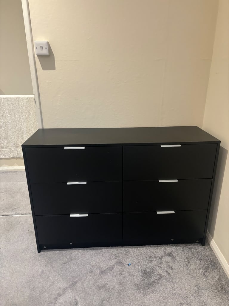 image for 6 drawer dresser and 2 bedside tables 