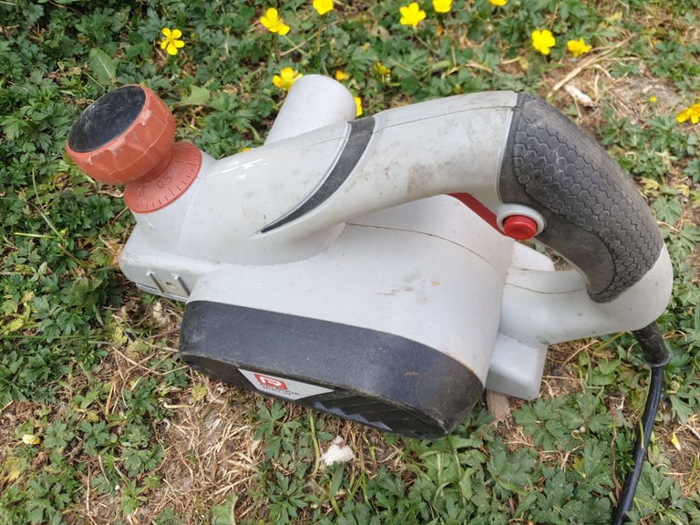 image for PP 240V 800W ELECTRIC WOOD PLANER WOOD PLANE IN GOOD WORKING ORDER WITH DECENT BLADES 