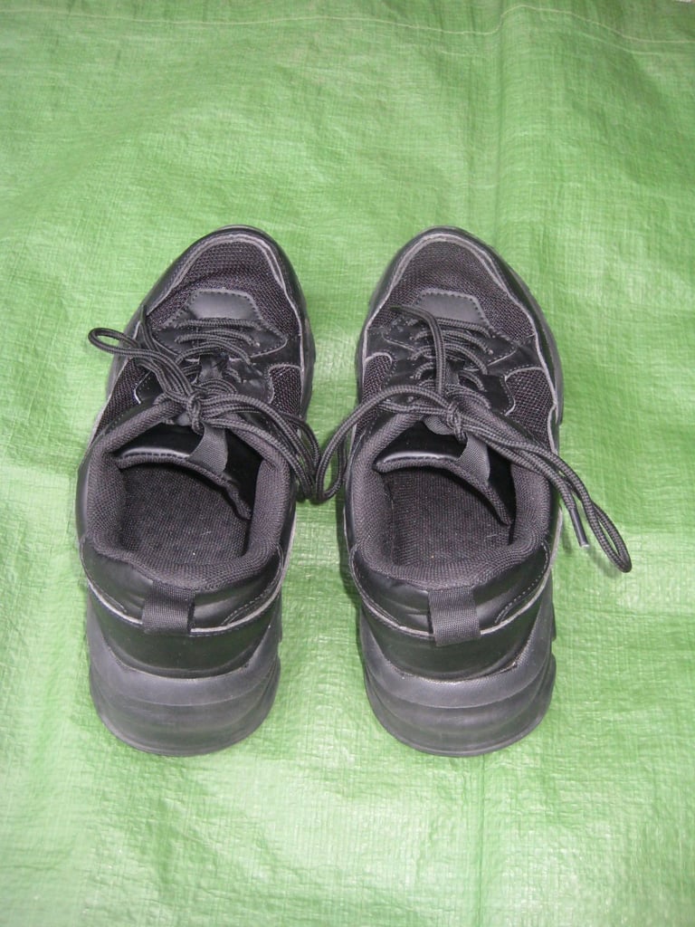 TO CLEAR: Pair of Black UK Size 4 to 4.5 Trainers for £4.00