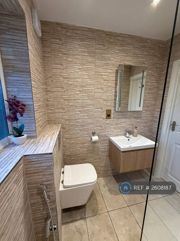 2 bedroom flat in Argyle Road, London, W13 (2 bed) (#2608187)