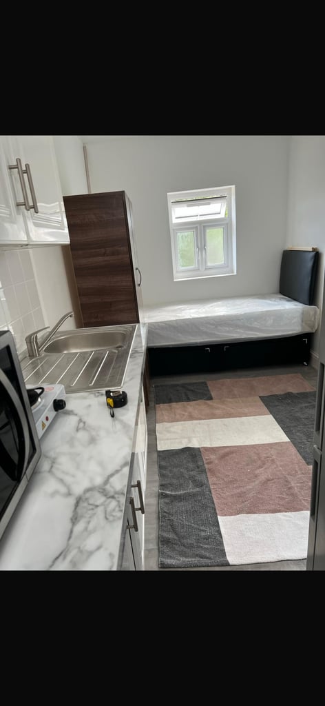 Studio flat to rent in Romford RM7