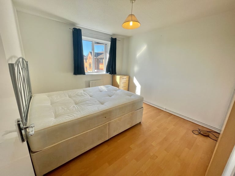 2 bed flat to rent -  Dehavilland Close, Northolt UB5