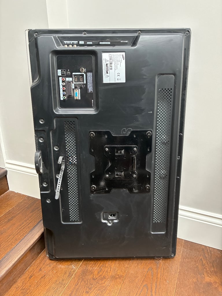 Samsung 37"  LCD TV LE37C530F1W 37 inch with wall bracket