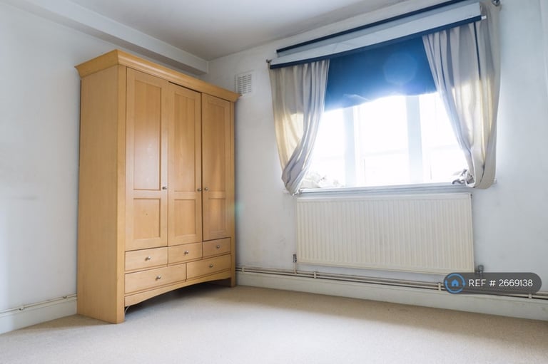 2 bedroom flat in Nunhead Lane, London, SE15 (2 bed) (#2669138)