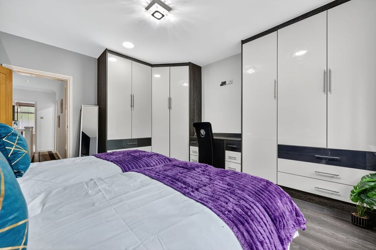36 Nevile Rd - 4-BR House with Free Street Parking and Wi-Fi