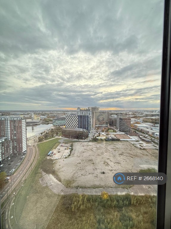 2 bedroom flat in Michigan Point Tower D, Salford, M50 (2 bed) (#2668140)