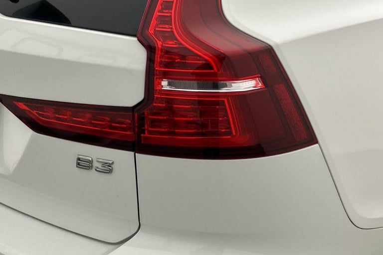 2022 Volvo V60 Momentum, B3 mild hybrid ESTATE Petrol/Electric Hybrid Automatic