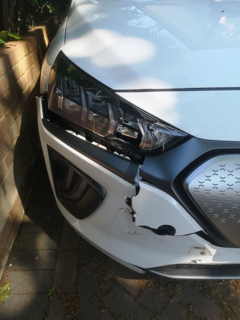 BARGAIN 1/2 PRICE Hyundai IONIQ EV 2020 33k,MOT+TAX,repairs: bumper,light,Rad