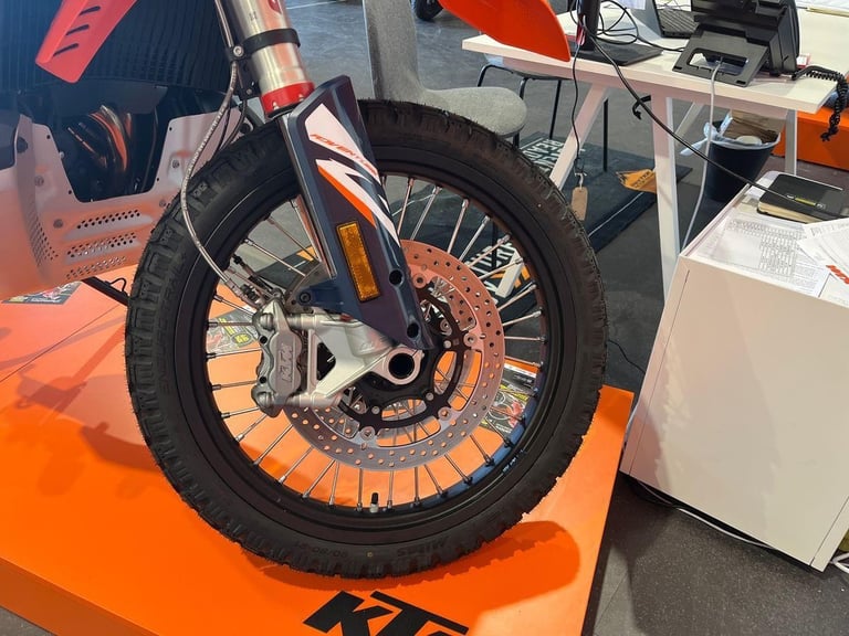 2025 KTM Street 890 ADVENTURE R orange 6 Speed