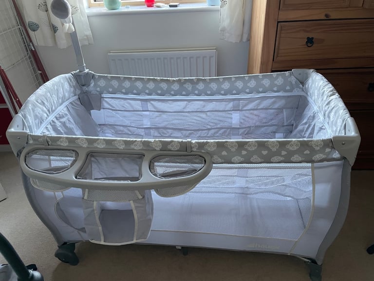 Hauck Travel Cot - lightweight & compact, perfect for sleepovers 