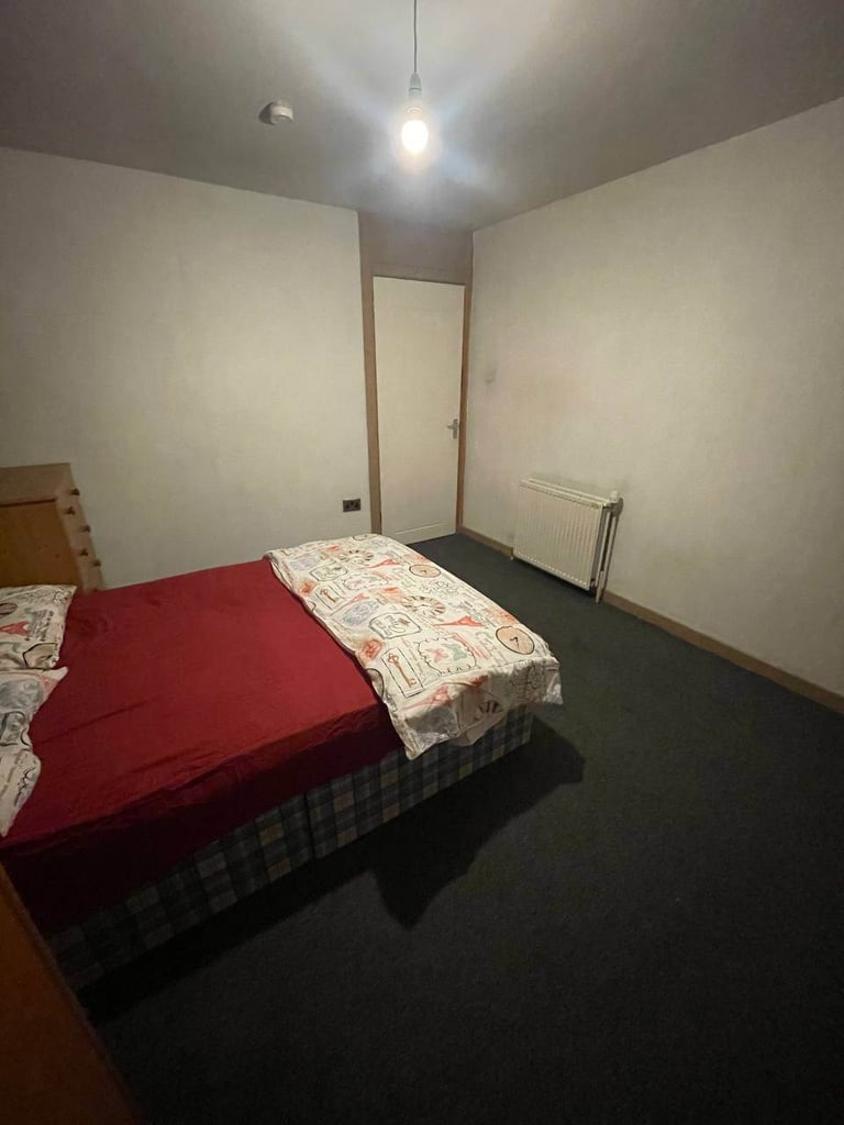 Large double room available 