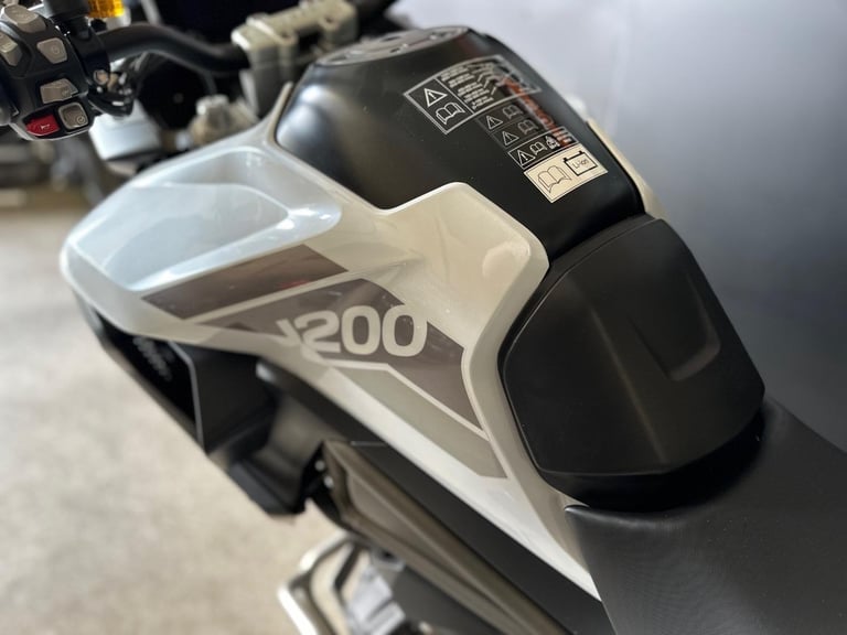STUNNING ONE OWNER 2023/23 TRIUMPH TIGER 1200 RALLY PRO MOTORCYCLE 