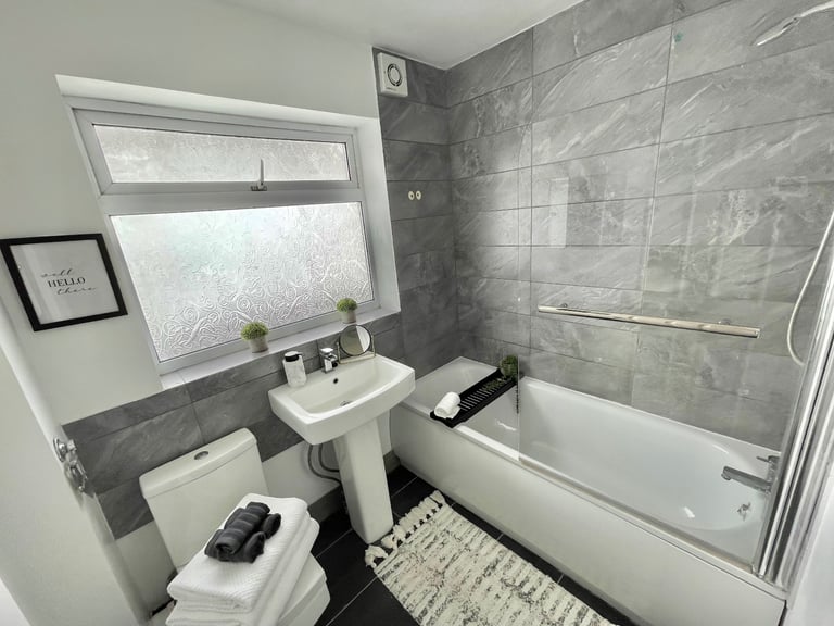 4 bedroom attached house Rugby centre 
