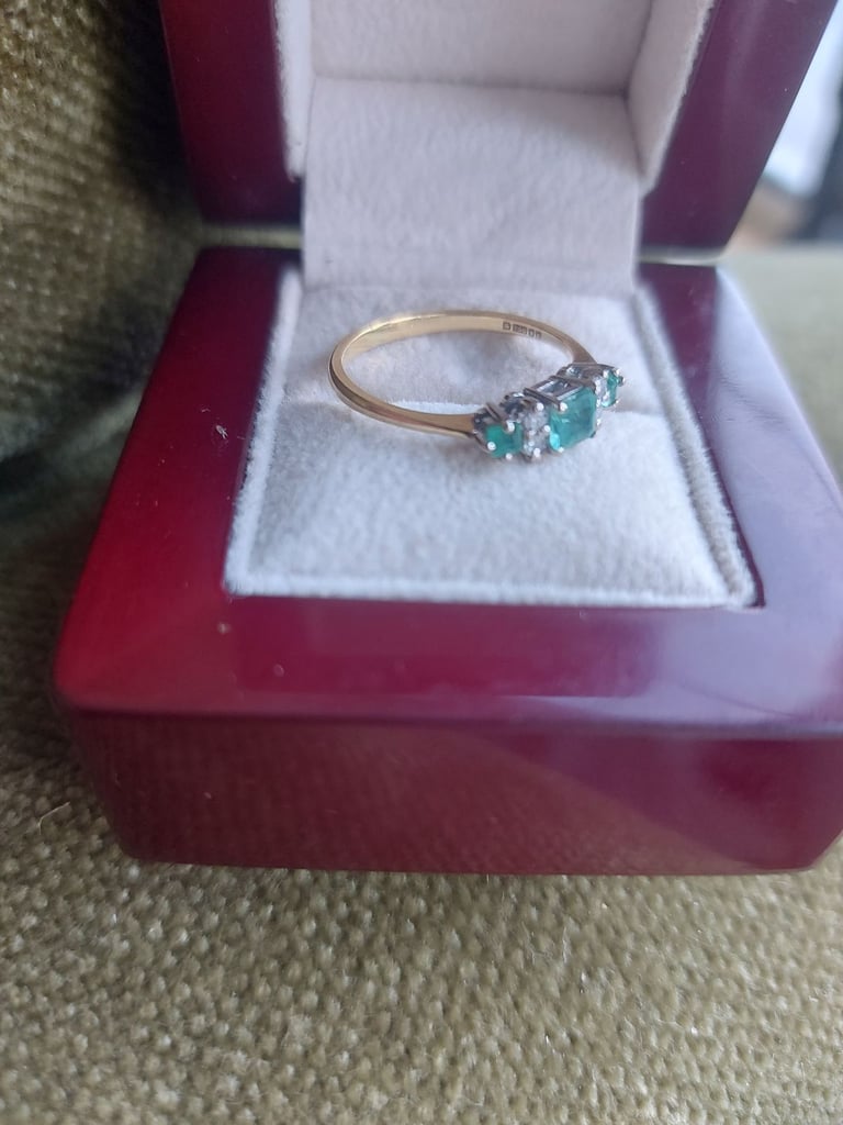 18ct yellow gold emerald and diamond ring