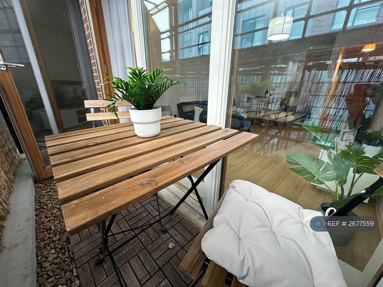 1 bedroom flat in Dyche Street, Manchester, M4 (1 bed) (#2677559)