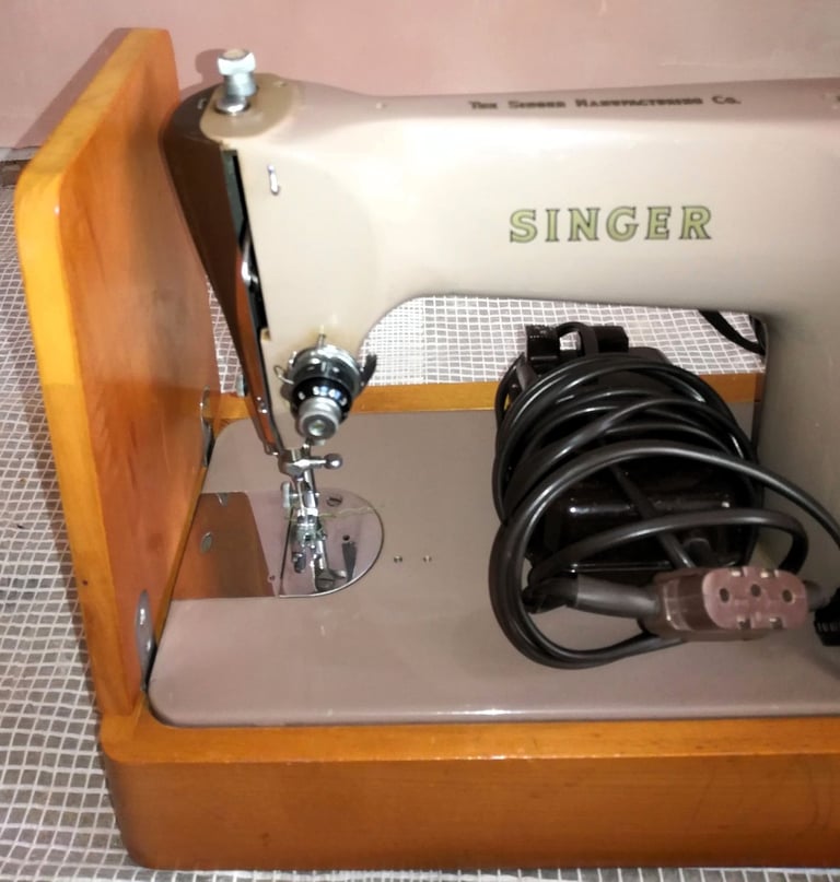 1950 Singer Sewing Machine 201K Case Box Peddle Mat Bobbins Accessories Feet All Sewing Parts Incl