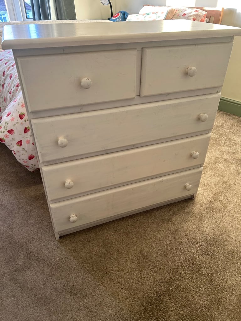 White chest of drawers