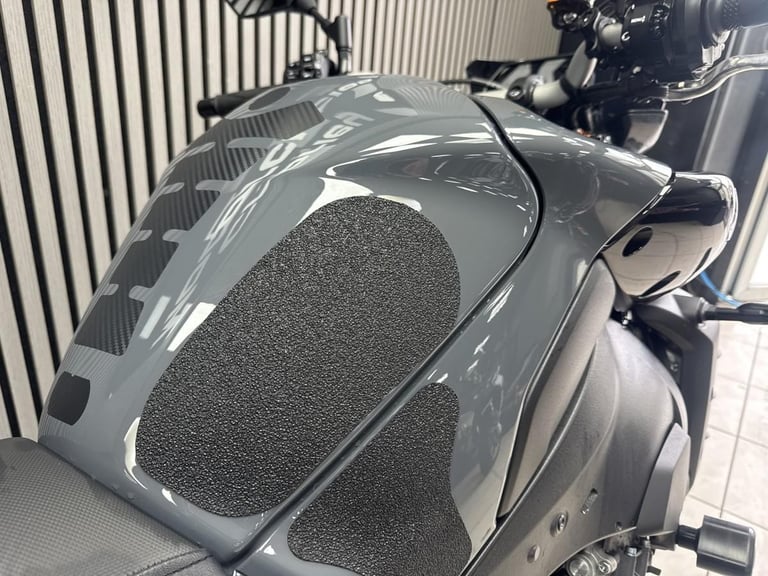 72 reg Yamaha MT10 Grey Naked sports 5571 miles, Pipeworks exuaust