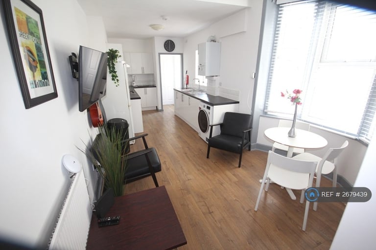 image for 5 bedroom house in Jessie Road, Southsea, PO4 (5 bed) (#2679439)