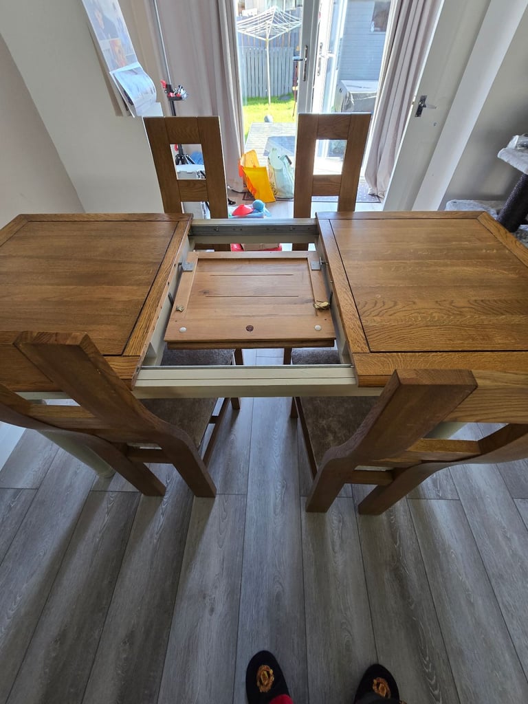 Oak Furnitureland 6 foot extendable table and chairs £400 ono
