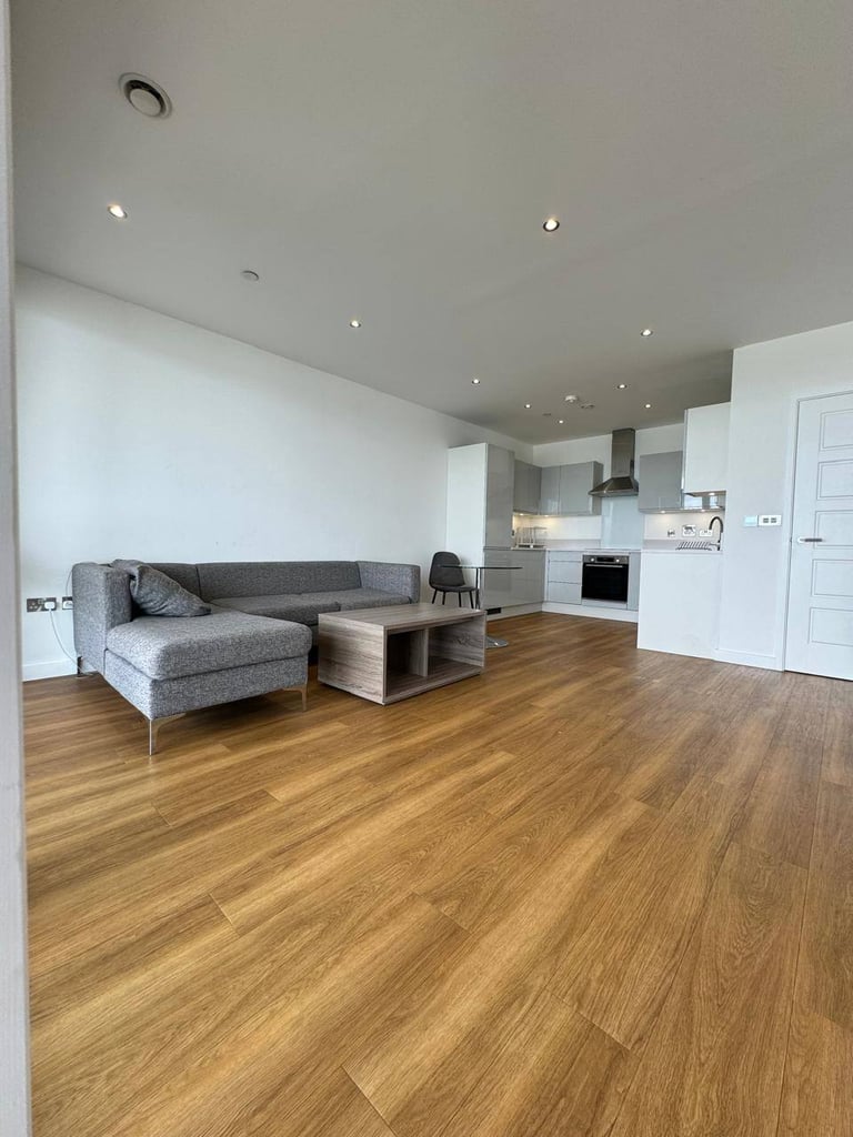 Thames River View, Ensuite Room for Rent, Couple Friendly 