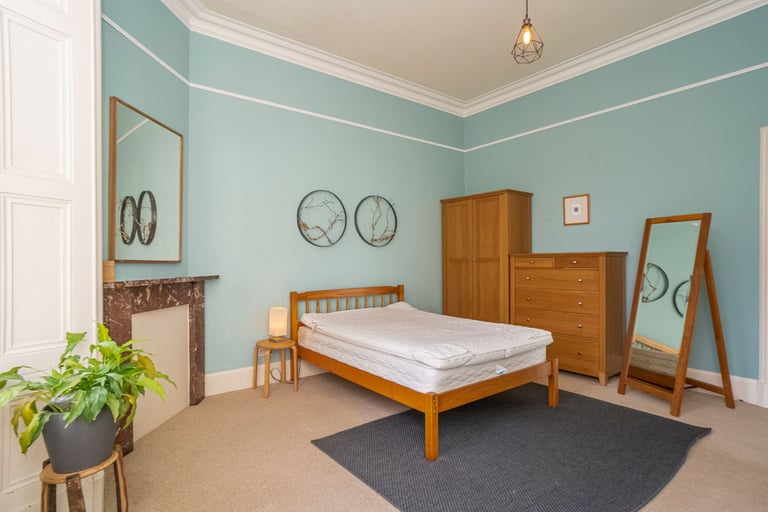 Bright, spacious, extremely well presented 3 bedroom property in Bruntsfield