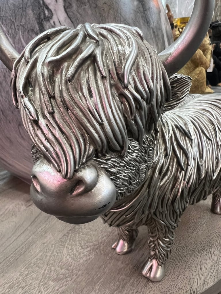 Large Highland cow standing resin ornament NEW & BOXED