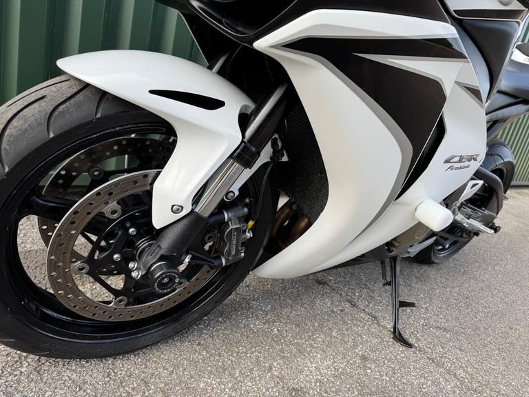 Honda CBR1000RR Fireblade 2008 White and Black 12k Miles Very Clean Bike 