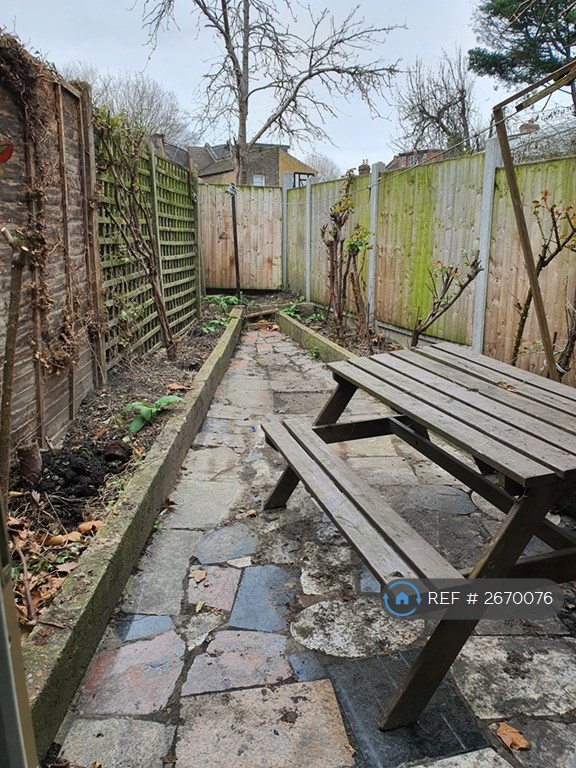 3 bedroom house in Goodall Road, London, E11 (3 bed) (#2670076)