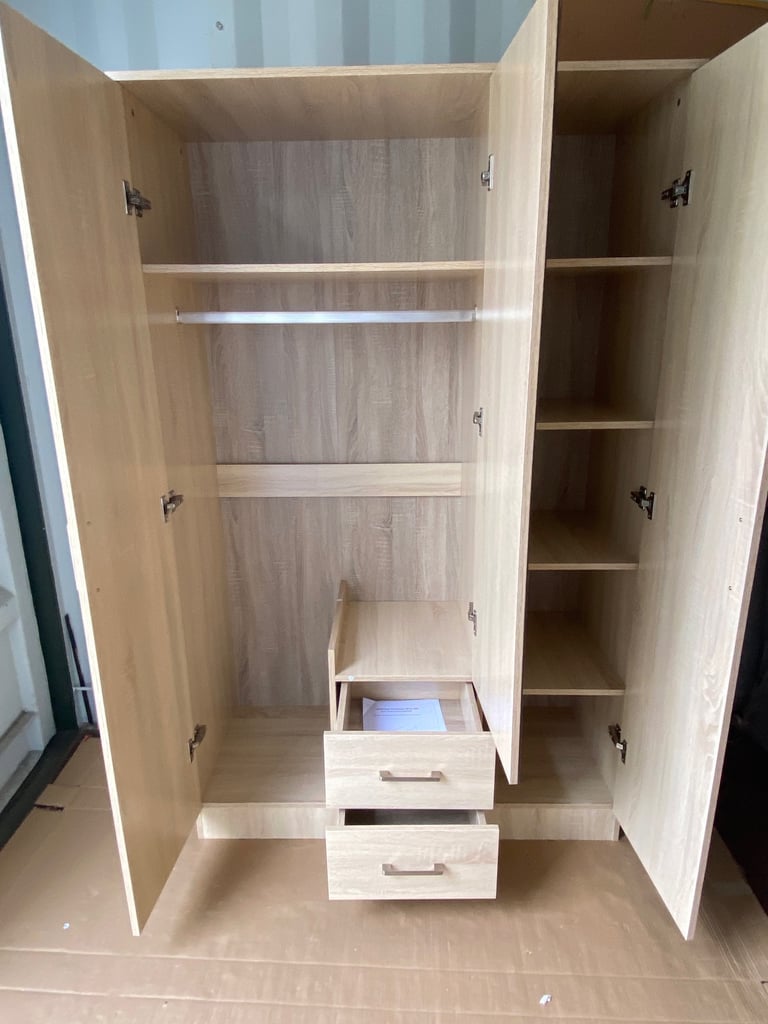 Mirrored 3 door wardrobe_ Brand new 