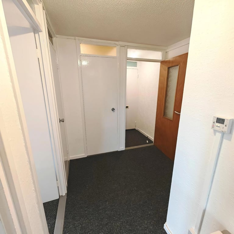 * Available to Rent - DUMBARTON - 2-BED FLAT - UNFURNISHED *