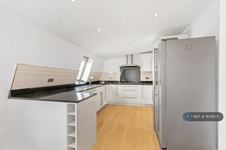 2 bedroom flat in Hazeltree Lodge, London, N13 (2 bed) (#1631875)