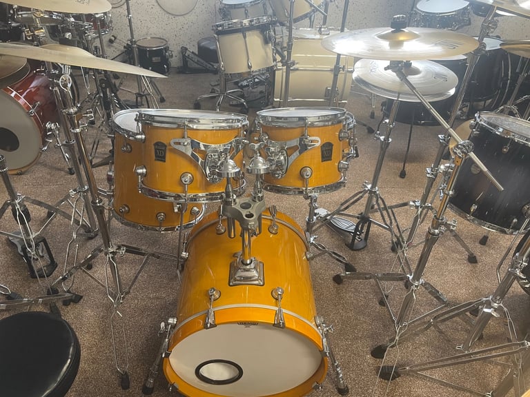 Tamburu drum’s Istanbul cymbals.