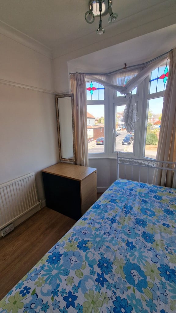 Single Room to Rent in a Family Share House in Bush Hill Park, Enfield £600 including all.
