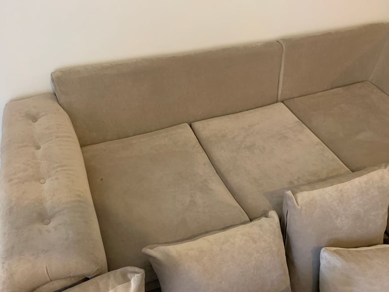 🛋️ Need gone asap – Right-Hand 4-Seater Corner Sofa – Only 6 Months Old – FREE Local Delivery