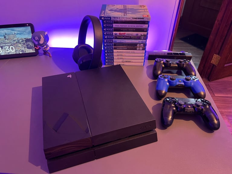 PS4 Excellent condition + 3 Controllers + Camera + Headphones + Games
