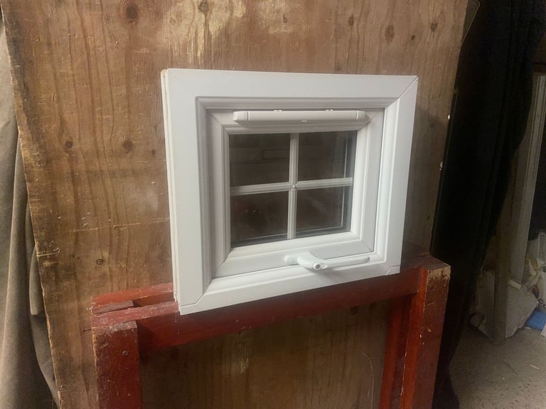 H 36.5 x W 47 cm - BEAUTIFUL SMALL GEORGIAN UPVC DOUBLE GLAZED WINDOW - CLEAR THERMAL (REF: SJ462)