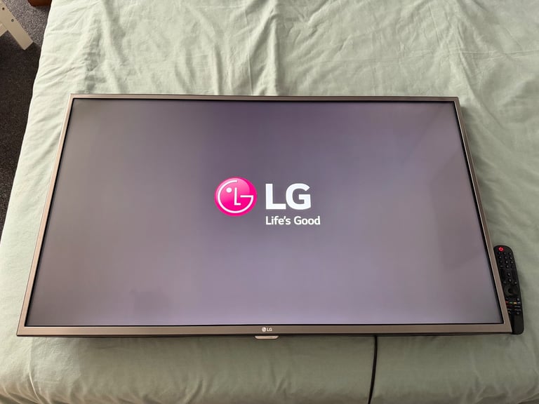 LG 43” 4K UHD Smart TV (Model 43UH668V) + Perlegear Table Stand – Excellent Condition