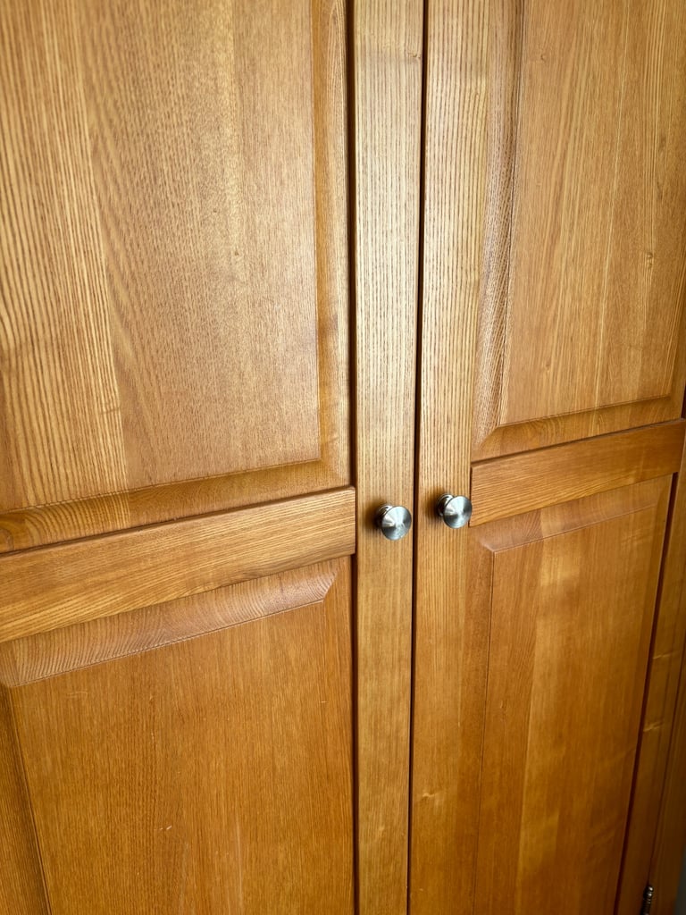 Beautiful ‘Sleepy Valley’ Solid Oak large double wardrobe with 2 spacious drawers like new DELIVERY