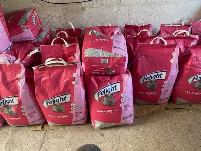 image for 20 L FELIGHT NON CLUMPING CAT LITTER