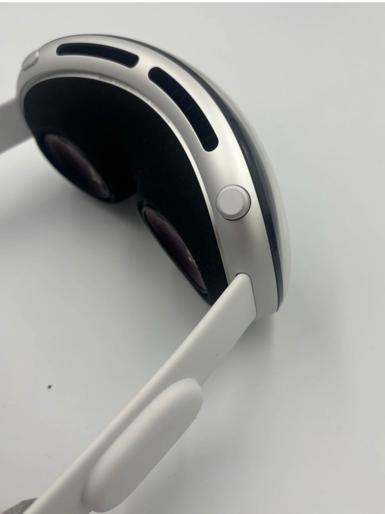 Apple Vision Pro 512GB 21W small and medium band. 