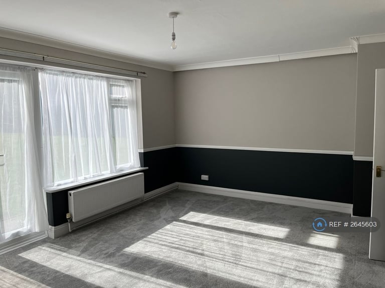 2 bedroom flat in Beacon Hill Court, Hindhead, GU26 (2 bed) (#2645603)