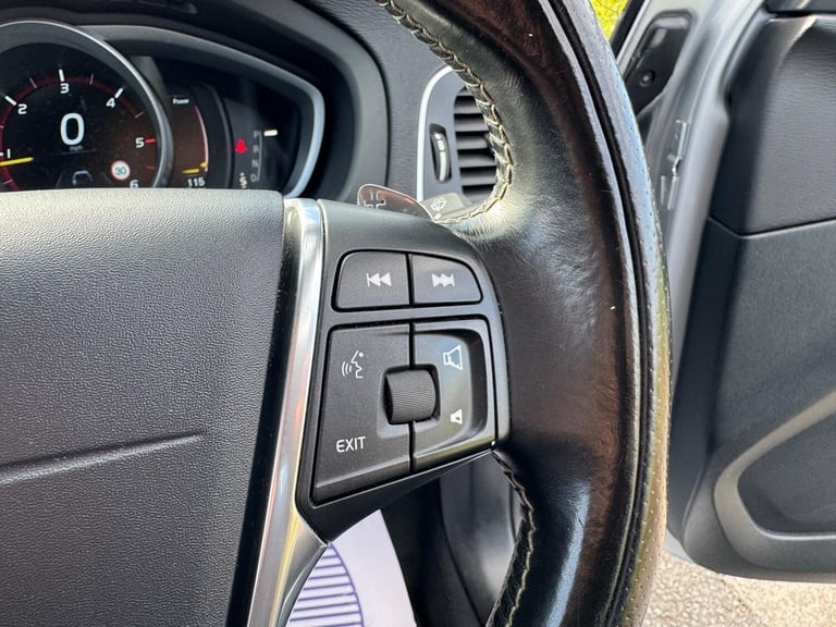 2016 Volvo V40 2.0 D4 R-Design Lux Nav Auto Euro 6 (s/s) 5dr HATCHBACK Diesel Automatic