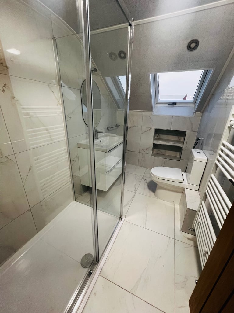 DOUBLE ROOM TO LET AT LEYTON  E10 6AU AREA FOR FEMALES ONLY. 