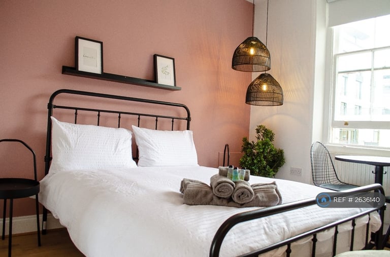 Studio flat in Kensington Gardens Square, London, W2 (#2636140)