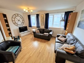 4 bed flat close to the thames with parking and communal gardens families only