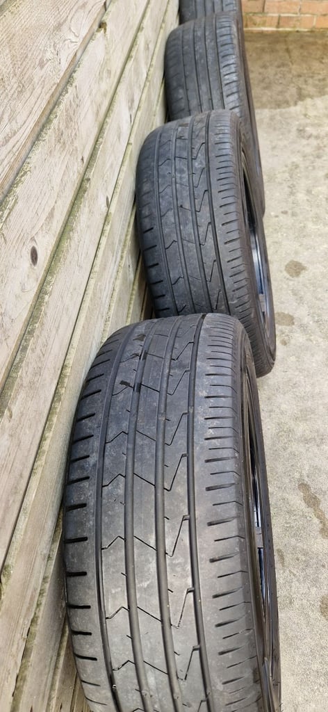 Genuine Volkwagon golf MK7 Linas 16" Black diamond cut alloys and tyres 