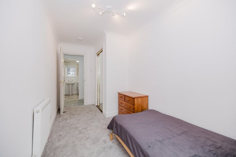 Stunning, 3 bedroom, HMO flat near Causewayside – with private parking – available NOW