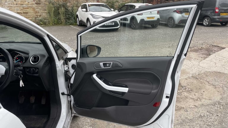 2016 Ford Fiesta 1.0 EcoBoost Zetec White 5dr HATCHBACK PETROL Manual