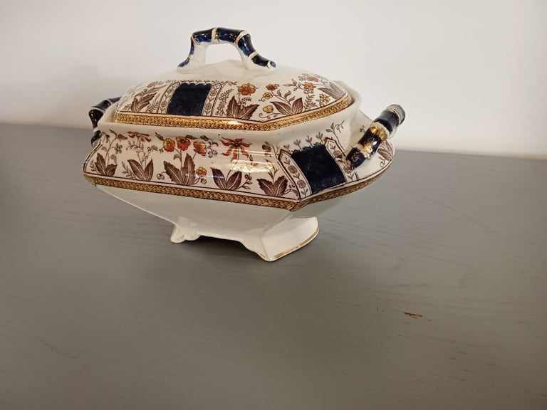 Ceramic pottery tureen 